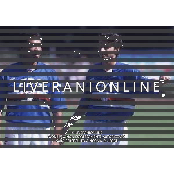 RETROSPETTIVA MAURO BERTARELLI CALCIATORE NELLA FOTO MAURO BERTARELLI CONLA MAGLIA DELLA SAMPDORIA CALCIO CON DES WALKER AG ALDO LIVERANI SAS