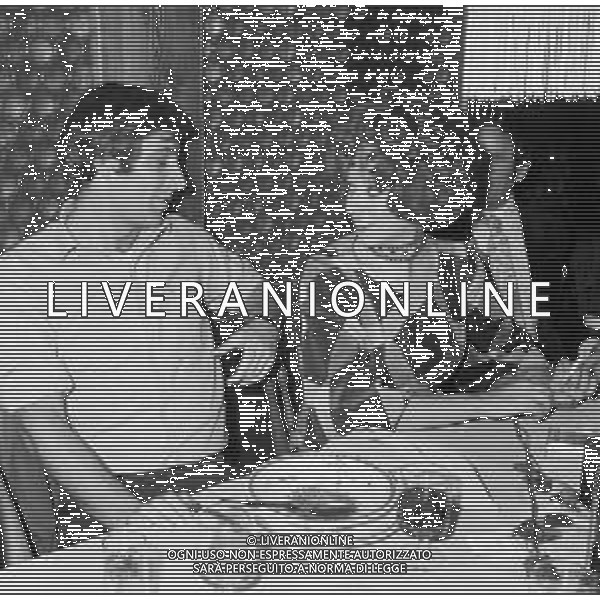 LA CANTANTE MIRANDA MARTINO (INCINTA) MENTRE SI ESIBISCE A MILANO NEL 1970 - RETROSPETTIVA NELLA FOTO CON IL MARITO GINO LAVAGETTO ©Archivio Giovanni Liverani/AGENZIA ALDO LIVERANI SAS