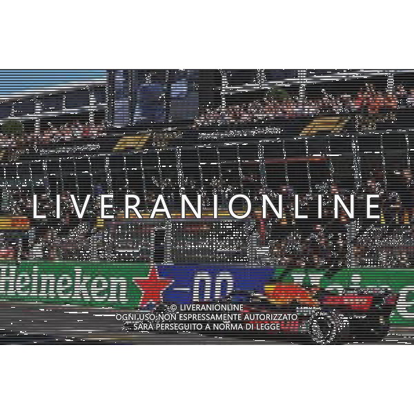 Race winner Max Verstappen (NLD) Red Bull Racing RB16B celebrates as he passes the team at the end of the race. 05.09.2021. Formula 1 World Championship, Rd 13, Dutch Grand Prix, Zandvoort, Netherlands, Race Day. - www.xpbimages.com, EMail: requests@xpbimages.com © Copyright: Batchelor / XPB Images/AGENZIA ALDO LIVERANI SAS - ITALY ONLY EDITORIAL USE ONLY