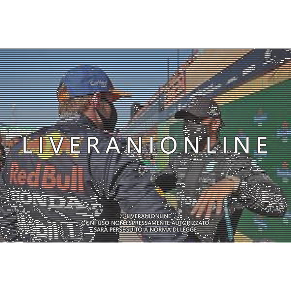 (L to R): Race winner Max Verstappen (NLD) Red Bull Racing with Lewis Hamilton (GBR) Mercedes AMG F1 in parc ferme. 05.09.2021. Formula 1 World Championship, Rd 13, Dutch Grand Prix, Zandvoort, Netherlands, Race Day. - www.xpbimages.com, EMail: requests@xpbimages.com © Copyright: Charniaux / XPB Images/AGENZIA ALDO LIVERANI SAS - ITALY ONLY EDITORIAL USE ONLY