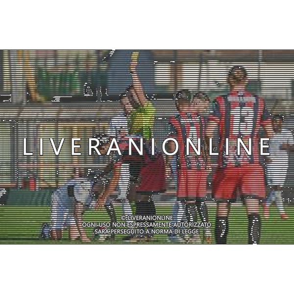 FagioliniF/LMedia - Lucchese vs Cesena - Campionato di Calcio Serie C - Lega Pro 2021/2022 05 settembre 2021 - Stadio Porta Elisa, Lucca, Italia Nella foto: Arbitro Sig. Alberto Ruben Arena ammonisce Cosimo Nannini (Lucchese) @FagioliniF/LMedia/AGENZIA ALDO LIVERANI SAS
