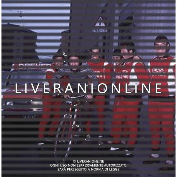 RETROSPETTIVA MIKE BONGIORNO PRESENTATORE TELEVISIVO NELLA FOTO MIKE BONGIORNO CON LA SQUADRA DI CICLISMO A MILANO AG ALDO LIVERANI SAS