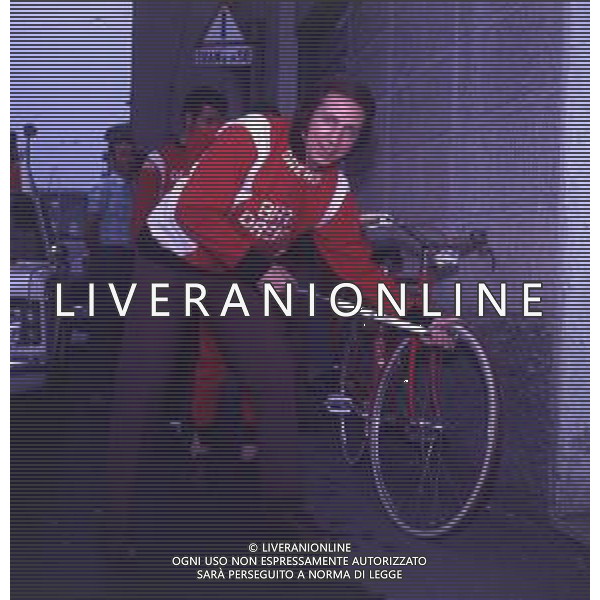 RETROSPETTIVA MIKE BONGIORNO PRESENTATORE TELEVISIVO NELLA FOTO MIKE BONGIORNO CON LA SQUADRA DI CICLISMO A MILANO AG ALDO LIVERANI SAS