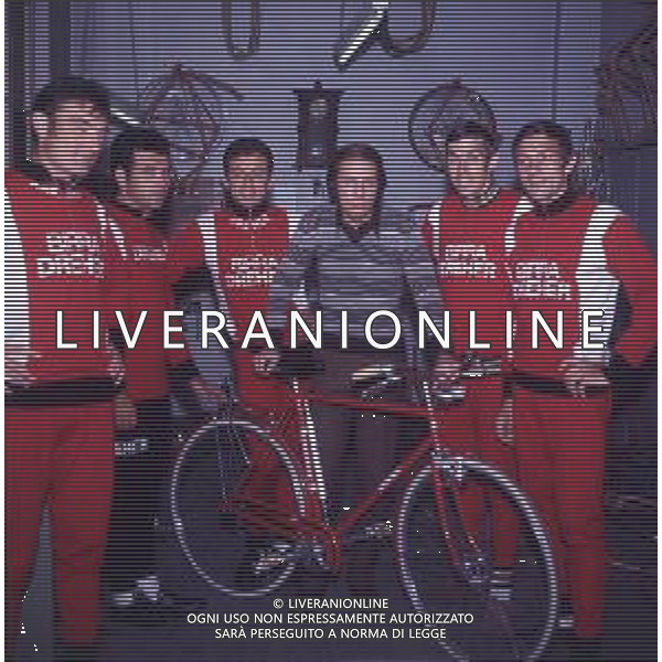 RETROSPETTIVA MIKE BONGIORNO PRESENTATORE TELEVISIVO NELLA FOTO MIKE BONGIORNO CON LA SQUADRA DI CICLISMO A MILANO AG ALDO LIVERANI SAS