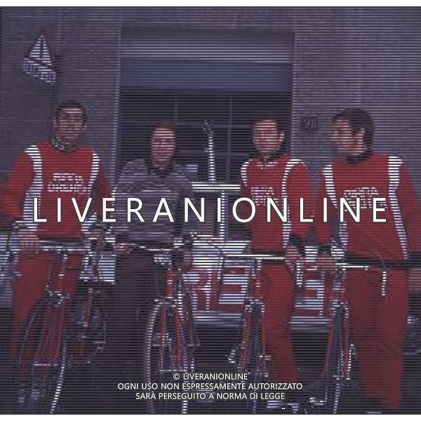 RETROSPETTIVA MIKE BONGIORNO PRESENTATORE TELEVISIVO NELLA FOTO MIKE BONGIORNO CON LA SQUADRA DI CICLISMO A MILANO AG ALDO LIVERANI SAS