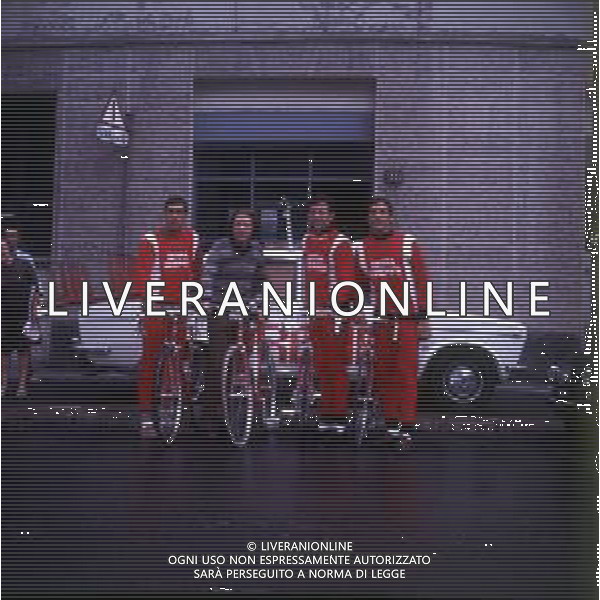 RETROSPETTIVA MIKE BONGIORNO PRESENTATORE TELEVISIVO NELLA FOTO MIKE BONGIORNO CON LA SQUADRA DI CICLISMO A MILANO AG ALDO LIVERANI SAS
