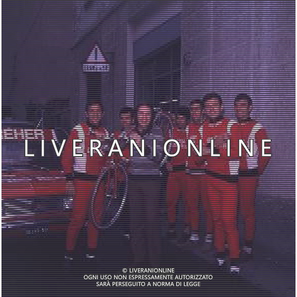 RETROSPETTIVA MIKE BONGIORNO PRESENTATORE TELEVISIVO NELLA FOTO MIKE BONGIORNO CON LA SQUADRA DI CICLISMO A MILANO AG ALDO LIVERANI SAS