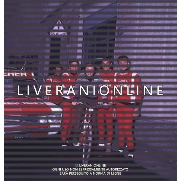RETROSPETTIVA MIKE BONGIORNO PRESENTATORE TELEVISIVO NELLA FOTO MIKE BONGIORNO CON LA SQUADRA DI CICLISMO A MILANO AG ALDO LIVERANI SAS