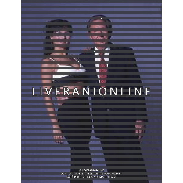 RETROSPETTIVA MIKE BONGIORNO PRESENTATORE TELEVISIVO NELLA FOTO MIKE BONGIORNO CON LA VALLETTA MIRIANA TREVISAN AG ALDO LIVERANI SAS