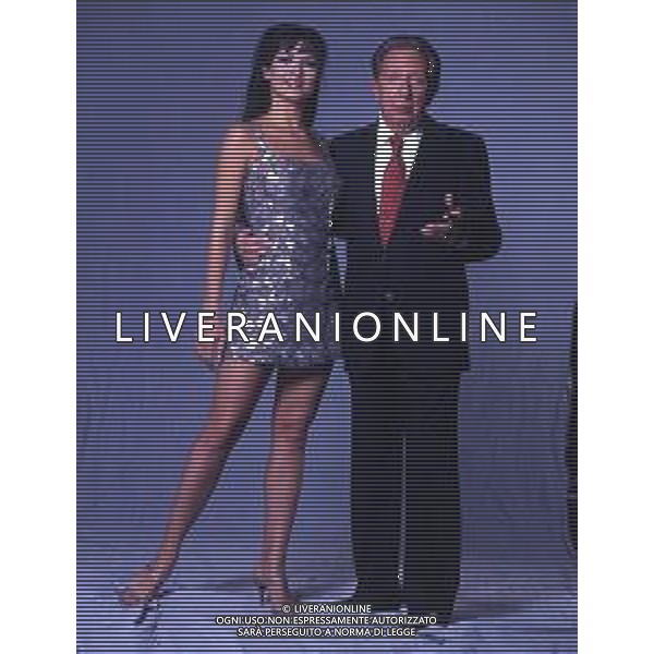 RETROSPETTIVA MIKE BONGIORNO PRESENTATORE TELEVISIVO NELLA FOTO MIKE BONGIORNO CON LA VALLETTA MIRIANA TREVISAN AG ALDO LIVERANI SAS