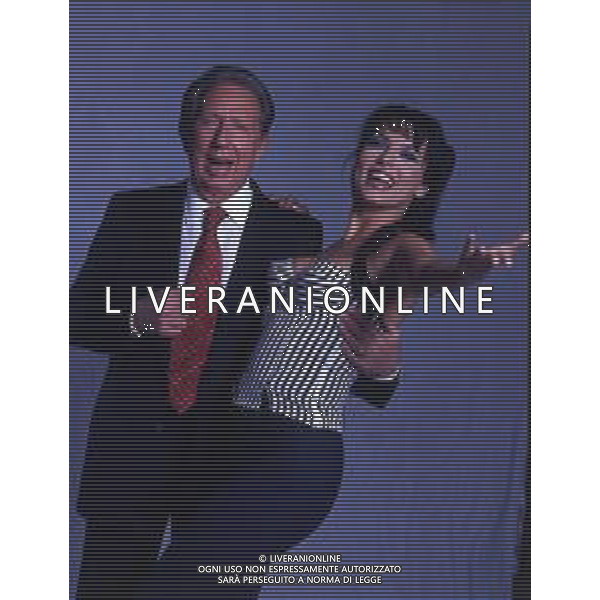 RETROSPETTIVA MIKE BONGIORNO PRESENTATORE TELEVISIVO NELLA FOTO MIKE BONGIORNO CON LA VALLETTA MIRIANA TREVISAN AG ALDO LIVERANI SAS