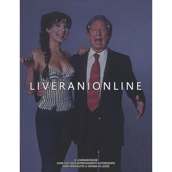 RETROSPETTIVA MIKE BONGIORNO PRESENTATORE TELEVISIVO NELLA FOTO MIKE BONGIORNO CON LA VALLETTA MIRIANA TREVISAN AG ALDO LIVERANI SAS