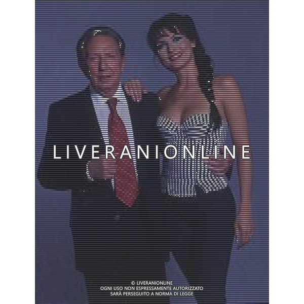 RETROSPETTIVA MIKE BONGIORNO PRESENTATORE TELEVISIVO NELLA FOTO MIKE BONGIORNO CON LA VALLETTA MIRIANA TREVISAN AG ALDO LIVERANI SAS