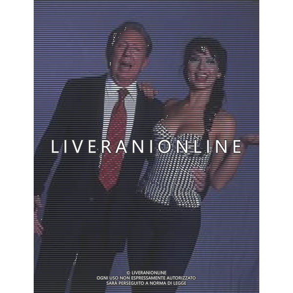 RETROSPETTIVA MIKE BONGIORNO PRESENTATORE TELEVISIVO NELLA FOTO MIKE BONGIORNO CON LA VALLETTA MIRIANA TREVISAN AG ALDO LIVERANI SAS