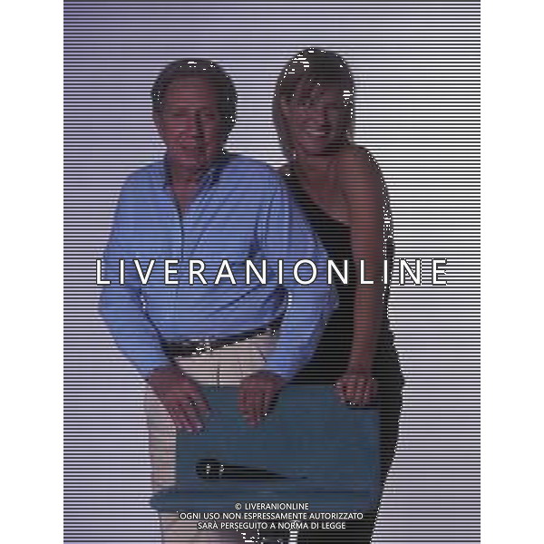 RETROSPETTIVA MIKE BONGIORNO PRESENTATORE TELEVISIVO NELLA FOTO MIKE BONGIORNO CON HELEN HIDDING AG ALDO LIVERANI SAS