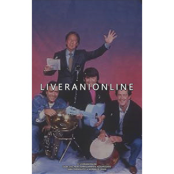 RETROSPETTIVA MIKE BONGIORNO PRESENTATORE TELEVISIVO NELLA FOTO MIKE BONGIORNO TRASMISSIONE TELEVISIVA “ C\'ERA UNA VOLTA IL FESTIVAL“ CON GIANNI NAZZARO-BOBBY SOLO E MEMO REMIGI AG ALDO LIVERANI SAS