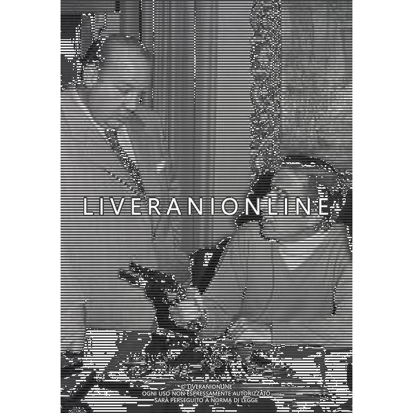 RETROSPETTIVA UBALDO LAY ATTORE NELLA FOTO UBALDO LAY A MILANO NELLO STUDIO CON TOM PONZI NELL\'ANNO 1971 AG ALDO LIVERANI SAS