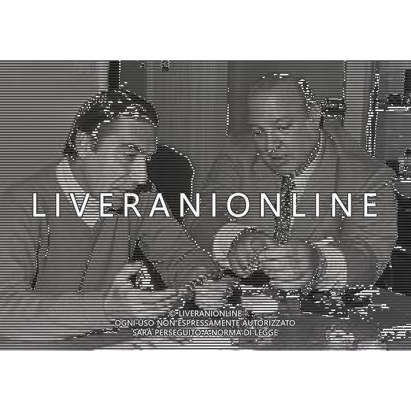 RETROSPETTIVA UBALDO LAY ATTORE NELLA FOTO UBALDO LAY A MILANO NELLO STUDIO CON TOM PONZI NELL\'ANNO 1971 AG ALDO LIVERANI SAS
