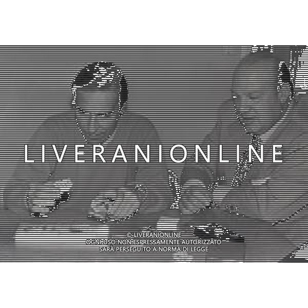 RETROSPETTIVA UBALDO LAY ATTORE NELLA FOTO UBALDO LAY A MILANO NELLO STUDIO CON TOM PONZI NELL\'ANNO 1971 AG ALDO LIVERANI SAS