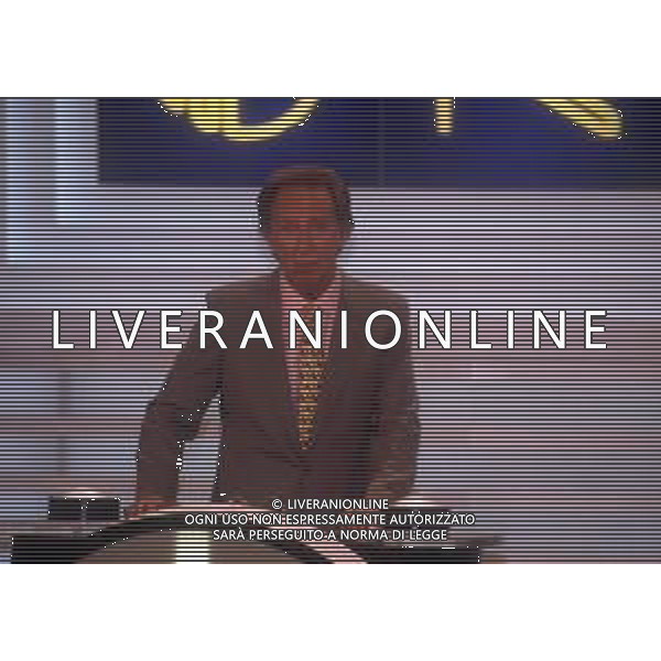 RETROSPETTIVA MIKE BONGIORNO PRESENTATORE TELEVISIVO NELLA FOTO MIKE BONGIORNO NELLA TRASMISSIONE TELEVISIVA “LA RUOTA DELLA FORTUNA“ NELL\'ANNO 1992 AG ALDO LIVERANI SAS 
