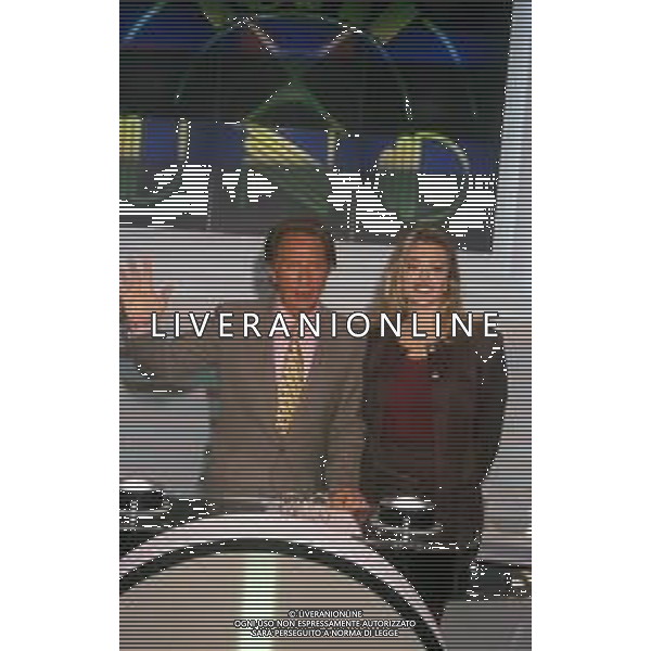 RETROSPETTIVA MIKE BONGIORNO PRESENTATORE TELEVISIVO NELLA FOTO MIKE BONGIORNO NELLA TRASMISSIONE TELEVISIVA “LA RUOTA DELLA FORTUNA“ NELL\'ANNO 1992 CON LA VALLETTA PAOLA BARALE AG ALDO LIVERANI SAS 