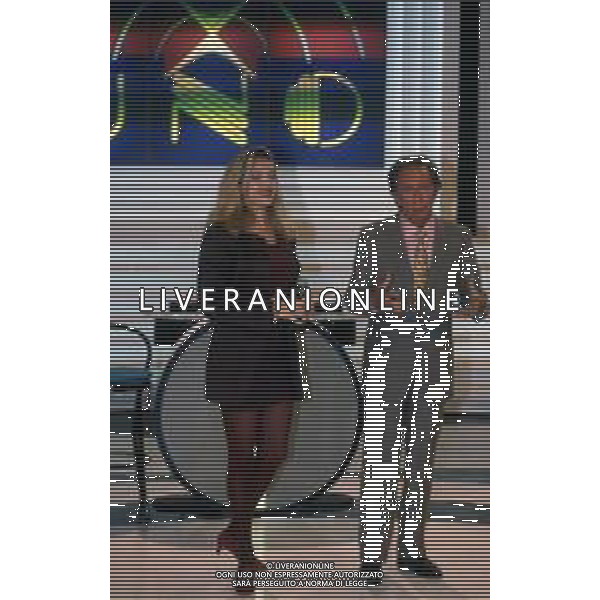 RETROSPETTIVA MIKE BONGIORNO PRESENTATORE TELEVISIVO NELLA FOTO MIKE BONGIORNO NELLA TRASMISSIONE TELEVISIVA “LA RUOTA DELLA FORTUNA“ NELL\'ANNO 1992 CON LA VALLETTA PAOLA BARALE AG ALDO LIVERANI SAS 