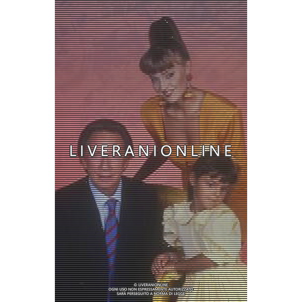 RETROSPETTIVA MIKE BONGIORNO PRESENTATORE TELEVISIVO NELLA FOTO MIKE BONGIORNO NELLA TRASMISSIONE TELEVISIVA “LA RUOTA DELLA FORTUNA“ NELL\'ANNO 1992 CON LA VALLETTA PAOLA BARALE AG ALDO LIVERANI SAS 