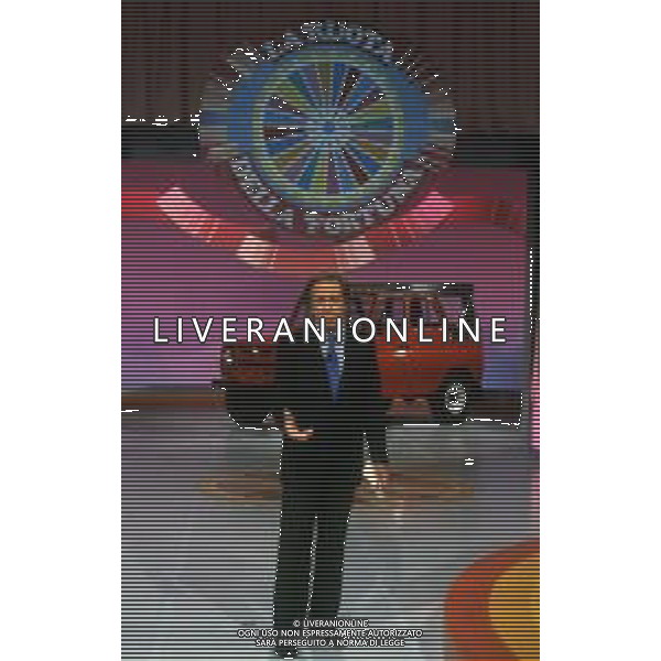 RETROSPETTIVA MIKE BONGIORNO PRESENTATORE TELEVISIVO NELLA FOTO MIKE BONGIORNO NELLA TRASMISSIONE TELEVISIVA “LA RUOTA DELLA FORTUNA“ NELL\'ANNO 1992 AG ALDO LIVERANI SAS 