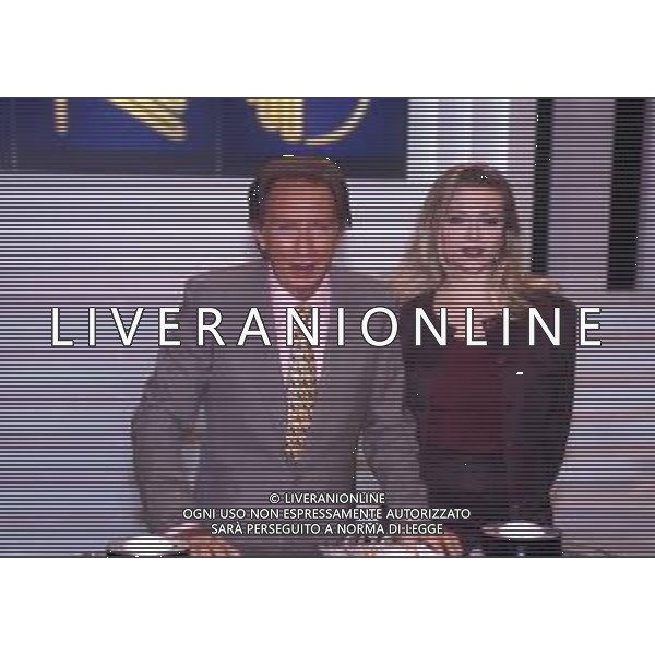 RETROSPETTIVA MIKE BONGIORNO PRESENTATORE TELEVISIVO NELLA FOTO MIKE BONGIORNO NELLA TRASMISSIONE TELEVISIVA “LA RUOTA DELLA FORTUNA“ NELL\'ANNO 1992 CON LA VALLETTA PAOLA BARALE AG ALDO LIVERANI SAS 