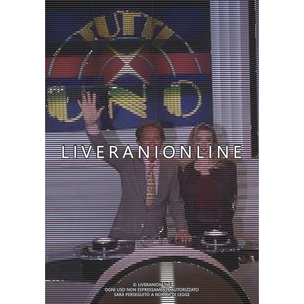 RETROSPETTIVA MIKE BONGIORNO PRESENTATORE TELEVISIVO NELLA FOTO MIKE BONGIORNO NELLA TRASMISSIONE TELEVISIVA “LA RUOTA DELLA FORTUNA“ NELL\'ANNO 1992 CON LA VALLETTA PAOLA BARALE AG ALDO LIVERANI SAS 