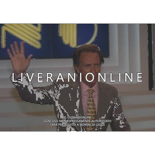 RETROSPETTIVA MIKE BONGIORNO PRESENTATORE TELEVISIVO NELLA FOTO MIKE BONGIORNO NELLA TRASMISSIONE TELEVISIVA “LA RUOTA DELLA FORTUNA“ NELL\'ANNO 1992 AG ALDO LIVERANI SAS 