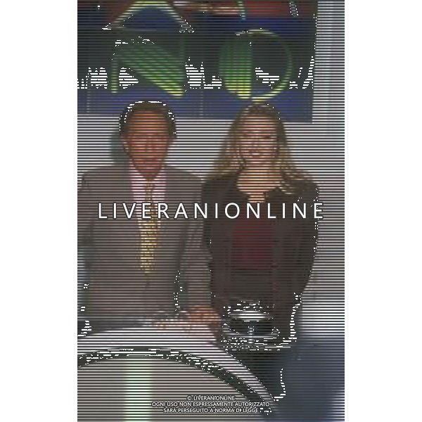 RETROSPETTIVA MIKE BONGIORNO PRESENTATORE TELEVISIVO NELLA FOTO MIKE BONGIORNO NELLA TRASMISSIONE TELEVISIVA “LA RUOTA DELLA FORTUNA“ NELL\'ANNO 1992 CON LA VALLETTA PAOLA BARALE AG ALDO LIVERANI SAS 