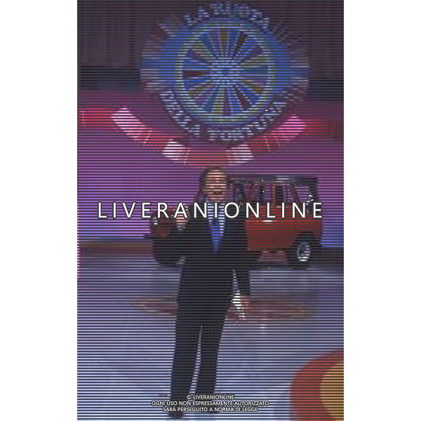 RETROSPETTIVA MIKE BONGIORNO PRESENTATORE TELEVISIVO NELLA FOTO MIKE BONGIORNO NELLA TRASMISSIONE TELEVISIVA “LA RUOTA DELLA FORTUNA“ NELL\'ANNO 1992 AG ALDO LIVERANI SAS 
