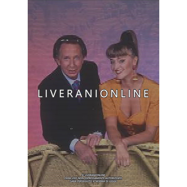 RETROSPETTIVA MIKE BONGIORNO PRESENTATORE TELEVISIVO NELLA FOTO MIKE BONGIORNO NELLA TRASMISSIONE TELEVISIVA “LA RUOTA DELLA FORTUNA“ NELL\'ANNO 1992 CON LA VALLETTA PAOLA BARALE AG ALDO LIVERANI SAS 