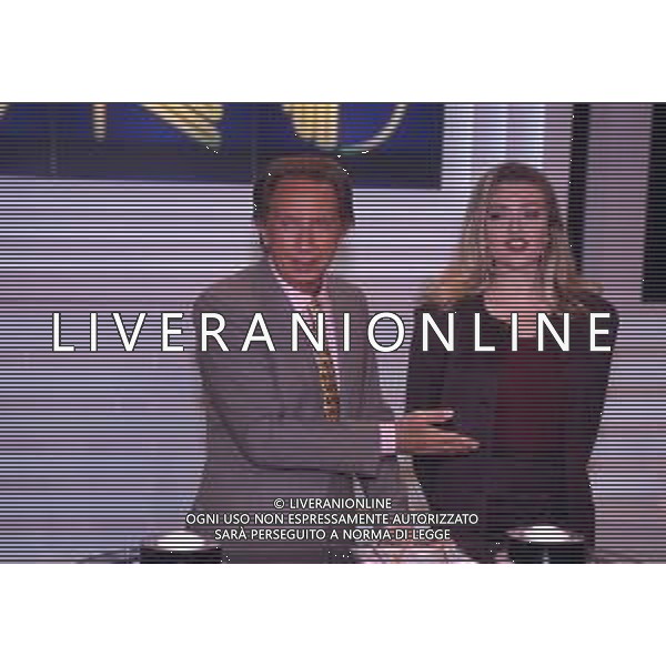 RETROSPETTIVA MIKE BONGIORNO PRESENTATORE TELEVISIVO NELLA FOTO MIKE BONGIORNO NELLA TRASMISSIONE TELEVISIVA “LA RUOTA DELLA FORTUNA“ NELL\'ANNO 1992 CON LA VALLETTA PAOLA BARALE AG ALDO LIVERANI SAS 