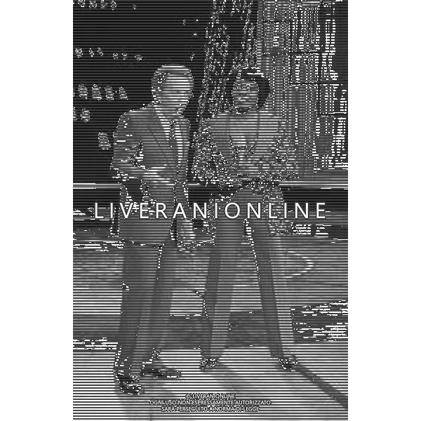 PENTATLON gioco televisivo a premi, trasmesso su Canale 5 nel 1986, condotto da Mike Bongiorno Nella foto con il cantante e ballerino statunitense James Brown ©Archivio Giovanni Liverani / AGENZIA ALDO LIVERANI SAS