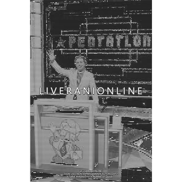 PENTATLON gioco televisivo a premi, trasmesso su Canale 5 nel 1986, condotto da Mike Bongiorno Nella foto durante la presentazione del programma ©Archivio Giovanni Liverani / AGENZIA ALDO LIVERANI SAS