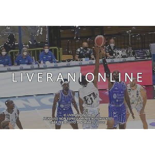 CasoniM/LMedia - Vanoli Basket Cremona VS Banco di Sardegna Sassari - Basket Supercoppa Italiana 10 settembre 2021 - Pala Radi, Cremona, Italia Nella foto: Palla a due tra Vanoli e Sassari @CasoniM/LMedia/ AGENZIA ALDO LIVERANI SAS