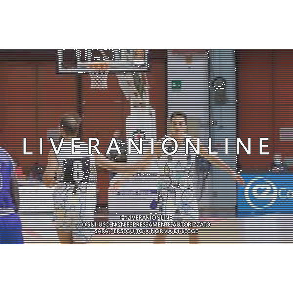CasoniM/LMedia - Vanoli Basket Cremona VS Banco di Sardegna Sassari - Basket Supercoppa Italiana 10 settembre 2021 - Pala Radi, Cremona, Italia Nella foto: SPAGNOLO Matteo (Vanoli Cremona) con POETA Giuseppe dopo un canestro @CasoniM/LMedia/ AGENZIA ALDO LIVERANI SAS