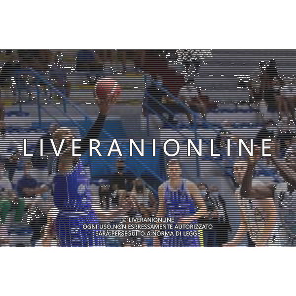 CasoniM/LMedia - Vanoli Basket Cremona VS Banco di Sardegna Sassari - Basket Supercoppa Italiana 10 settembre 2021 - Pala Radi, Cremona, Italia Nella foto: LOGAN David (Banco di Sardegna Sassari) in appoggio @CasoniM/LMedia/ AGENZIA ALDO LIVERANI SAS