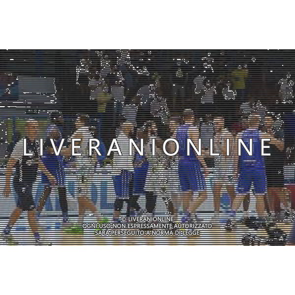 CasoniM/LMedia - Vanoli Basket Cremona VS Banco di Sardegna Sassari - Basket Supercoppa Italiana 10 settembre 2021 - Pala Radi, Cremona, Italia Nella foto: Fine partita tra Vanoli Cremona e Banco di Sardegna Sassari @CasoniM/LMedia/ AGENZIA ALDO LIVERANI SAS