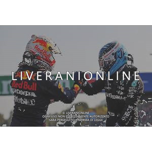(L to R): Max Verstappen (NLD) Red Bull Racing, who finished second, celebrates his pole position with first placed finisher Valtteri Bottas (FIN) Mercedes AMG F1, in Sprint parc ferme. 11.09.2021. Formula 1 World Championship, Rd 14, Italian Grand Prix, Monza, Italy, Sprint Day. - www.xpbimages.com, EMail: requests@xpbimages.com © Copyright: Charniaux / XPB Images / AGENZIA ALDO LIVERANI SAS - ITALY ONLY - EDITORIAL USE ONLY