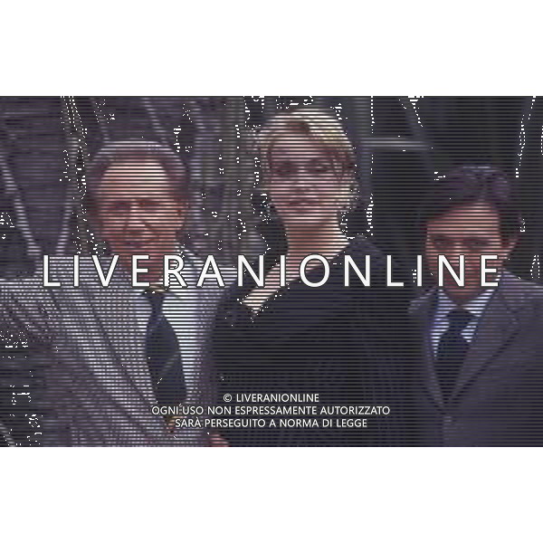 RETROSPETTIVA MIKE BONGIORNO PRESENTATORE TELEVISIVO NELLA FOTO MIKE BONGIORNO AL FESTIVAL DI SANREMO NELL\'ANNO 1997 CON VALERIA MARINI E PIERO CHIAMBRETTI AG ALDO LIVERANI SAS  