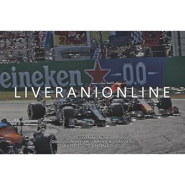 Max Verstappen (NLD) Red Bull Racing RB16B and Lewis Hamilton (GBR) Mercedes AMG F1 W12 crash at the first chicane. 12.09.2021. Formula 1 World Championship, Rd 14, Italian Grand Prix, Monza, Italy, Race Day. - www.xpbimages.com, EMail: requests@xpbimages.com © Copyright: Batchelor / XPB Images / AGENZIA ALDO LIVERANI SAS - ITALY ONLY - EDITORIAL USE ONLY