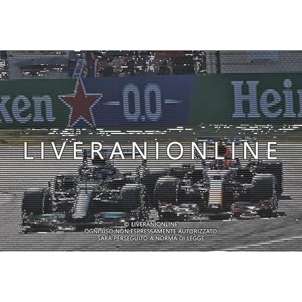 Max Verstappen (NLD) Red Bull Racing RB16B and Lewis Hamilton (GBR) Mercedes AMG F1 W12 crash at the first chicane. 12.09.2021. Formula 1 World Championship, Rd 14, Italian Grand Prix, Monza, Italy, Race Day. - www.xpbimages.com, EMail: requests@xpbimages.com © Copyright: Batchelor / XPB Images / AGENZIA ALDO LIVERANI SAS - ITALY ONLY - EDITORIAL USE ONLY