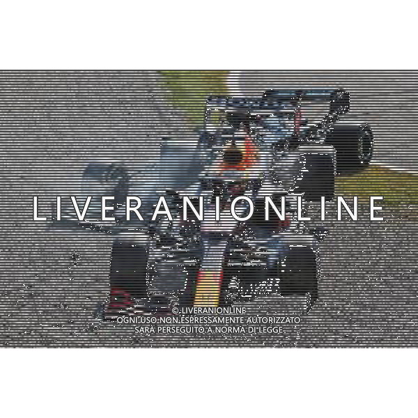 Max Verstappen (NLD) Red Bull Racing RB16B and Lewis Hamilton (GBR) Mercedes AMG F1 W12 crash at the first chicane. 12.09.2021. Formula 1 World Championship, Rd 14, Italian Grand Prix, Monza, Italy, Race Day. - www.xpbimages.com, EMail: requests@xpbimages.com © Copyright: Batchelor / XPB Images / AGENZIA ALDO LIVERANI SAS - ITALY ONLY - EDITORIAL USE ONLY