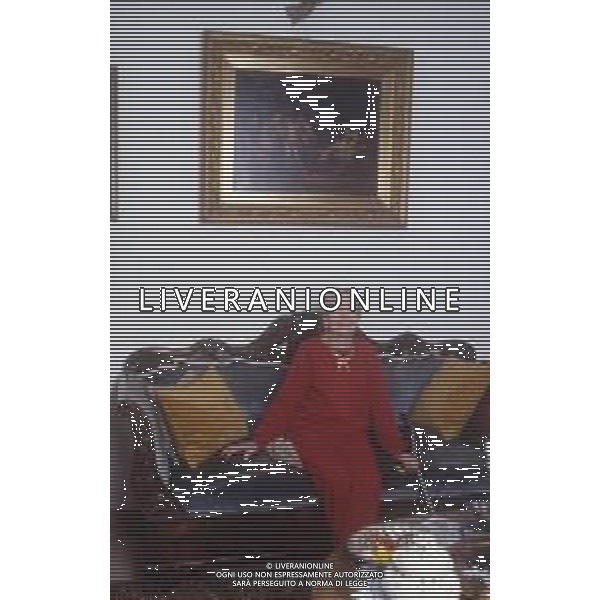 RETROSPETTIVA PAOLA BORBONI ATTRICE NELLA FOTO PAOLA BORBONE NELL\'ANNO 1989 NELLA SUA ABITAZIONE AG ALDO LIVERANI SAS