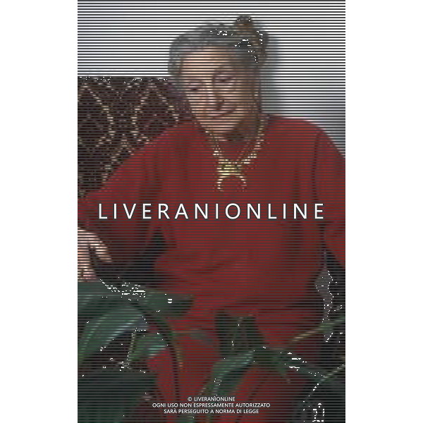 RETROSPETTIVA PAOLA BORBONI ATTRICE NELLA FOTO PAOLA BORBONE NELL\'ANNO 1989 NELLA SUA ABITAZIONE AG ALDO LIVERANI SAS