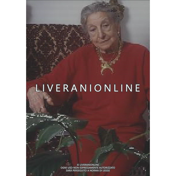 RETROSPETTIVA PAOLA BORBONI ATTRICE NELLA FOTO PAOLA BORBONE NELL\'ANNO 1989 NELLA SUA ABITAZIONE AG ALDO LIVERANI SAS