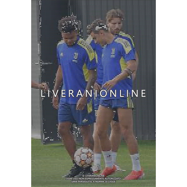 Torino 13.09.2021 JTC Continassa ©Alessandro Falzone/Agenzia Aldo Liverani Allenamento Juventus Prepartita Champions League 2021/2022 Nella foto : Paulo Dybala-Weston McKennie e Manuel Locatelli ©Falzone/AGENZIA ALDO LIVERANI SAS
